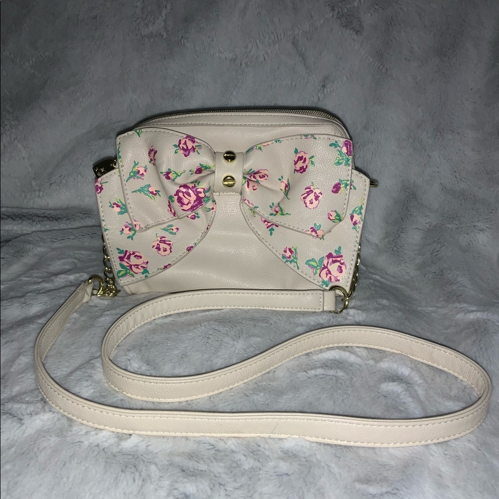 betsey johnson beige crossbody with bow